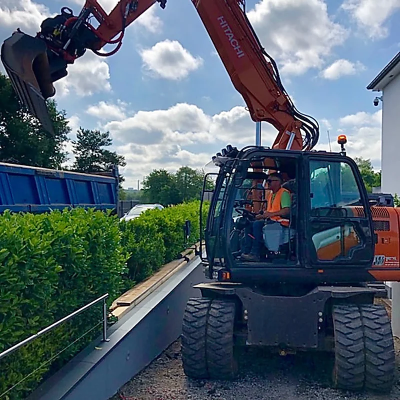 Eric Klein, dirigeant EKTP, aux commandes de sa pelle Hitachi en Moselle
