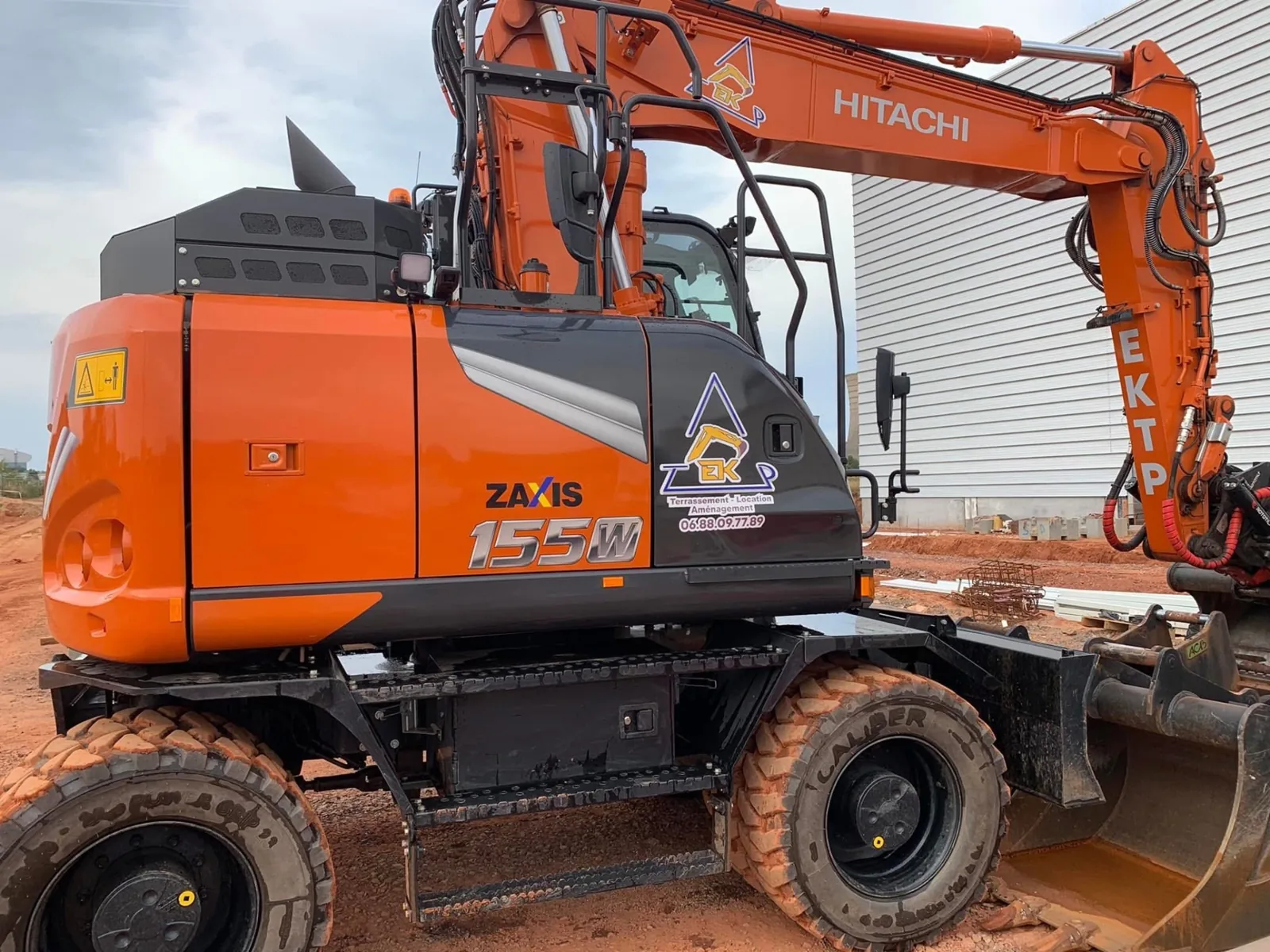 Pelle Hitachi Zaxis 155W aux couleurs EKTP sur chantier en Moselle