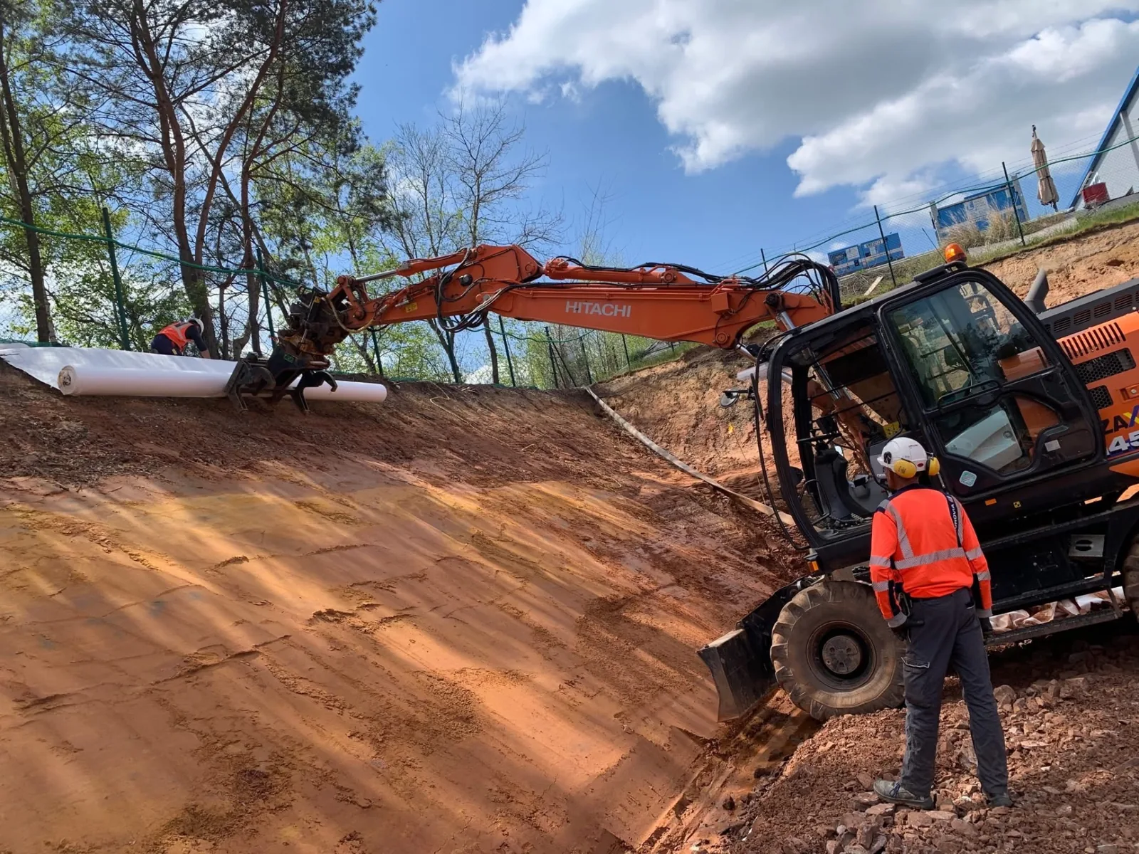 Chantier Eurovia à Carling : pose de géotextile par EKTP avec pelle Hitachi