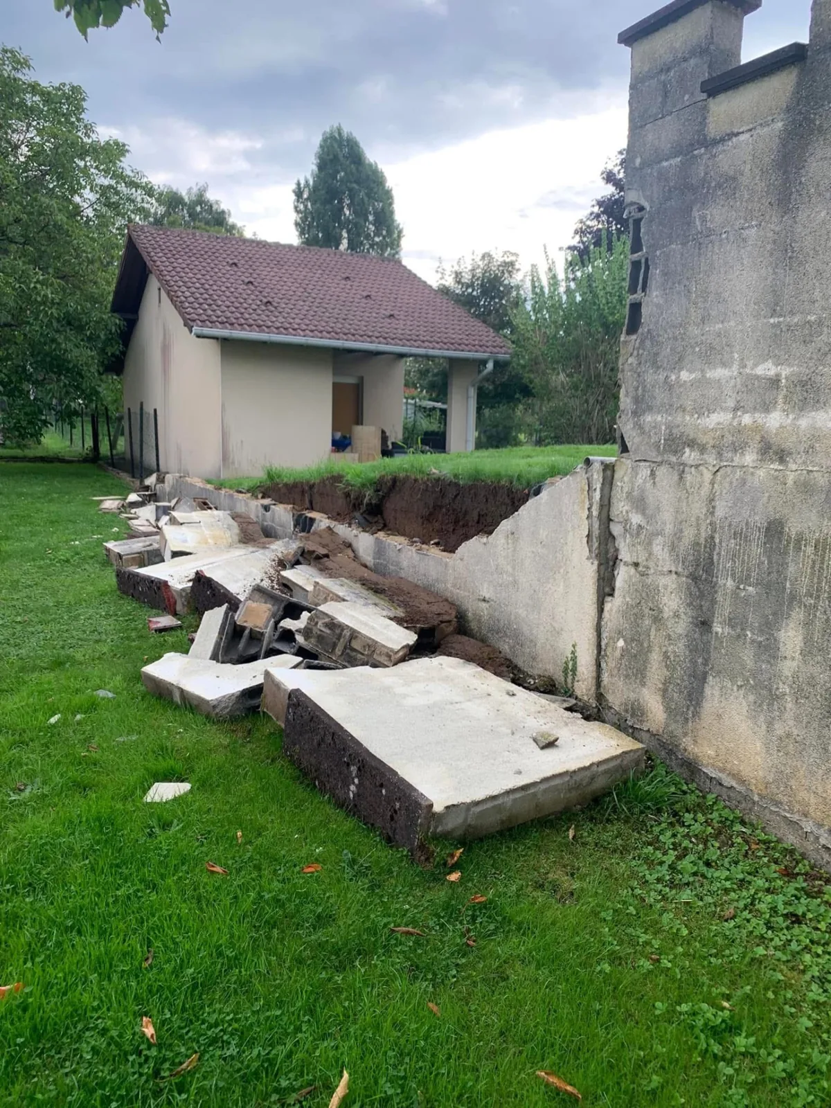 Démolition d'un mur en parpaings par EKTP avant terrassement